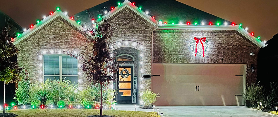 Make Your Life Easier By Hiring Professionals To Install Your Holiday   Content Holiday Lighting Installed Around Home 